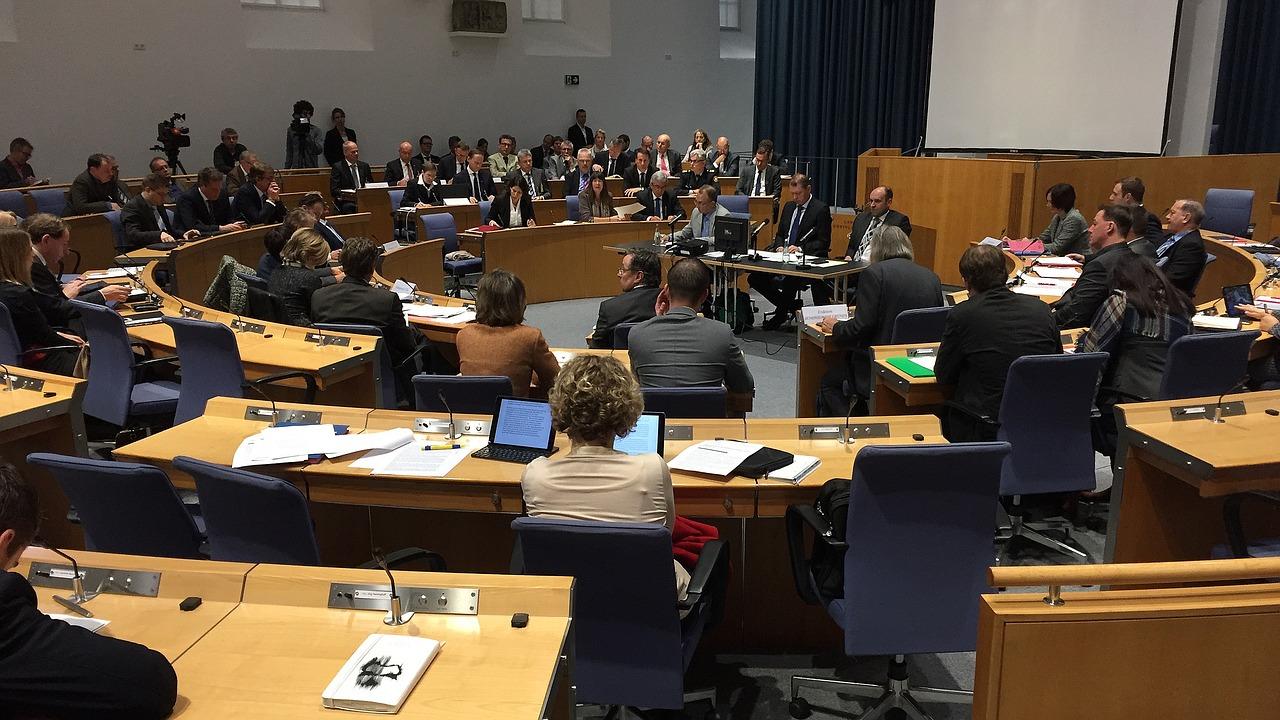 Quelles sont les caractéristiques du mandat représentatif ?